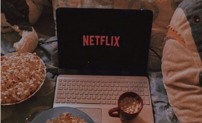 Champ de blé avec des corbeaux